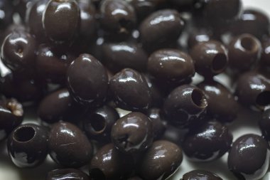 Siyah zeytinler tabakta servis yapmaya hazır.
