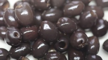 Siyah zeytinler tabakta servis yapmaya hazır.