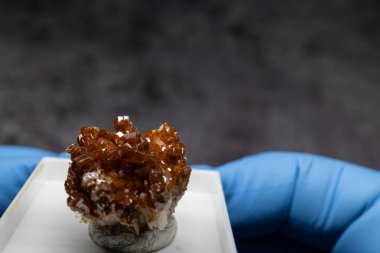 anakaya yakın kırmızı vanadit kristalleri