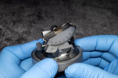 Eller hassas mekanik ölçüm aletini ellerinde tutar.