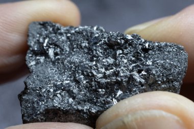 Bilim adamlarındaki Pyrolusite kristalleri yakın çekim