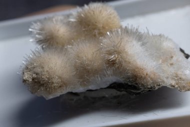 Yakın planda sodyum alüminosilikat kristalleri