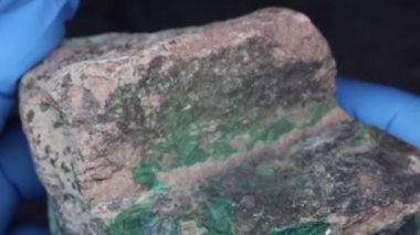 İsrail, Eilat 'tan eski bir kaya. Yakından yeşil malzeme.