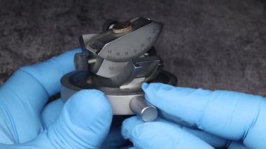 Eller hassas mekanik ölçüm aletini ellerinde tutar.