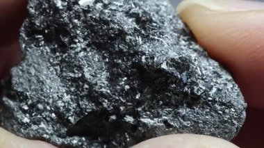 Bilim adamlarındaki Pyrolusite kristalleri yakın çekim