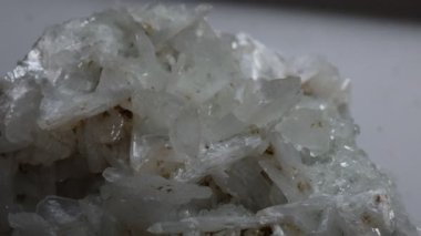 Selenit kristal iğneleri kayalara yakın.