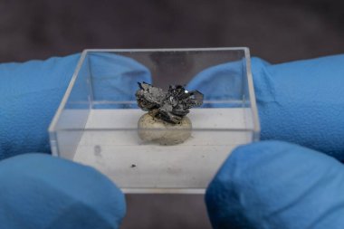 Parlak siyah hematit kristal trombositleri yaklaşın.