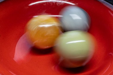 Parlak kahverengi kesikler, doğal taşların etrafında. Yaklaş.