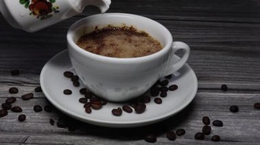 Taze kavrulmuş arabika kahve çekirdekleri sütle kaplıdır.