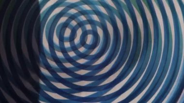 Eş merkezli daireler moire etkisi kalıbı oluşturur. Yakın çekim.