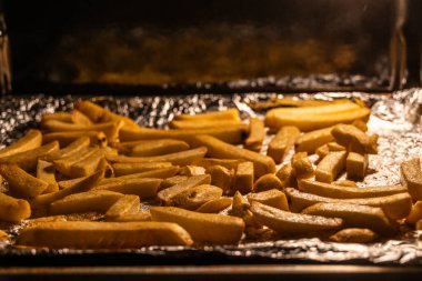 Kızartmaları fırında pişir. Fırın tepsisi üzerinde. Ta ki altın kapağa kadar.