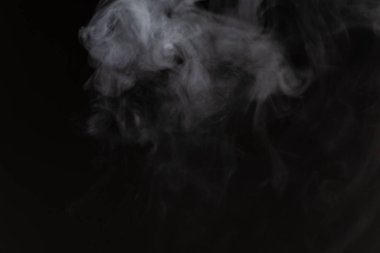 Dumanlı gri sis perdesi sahne etrafında.