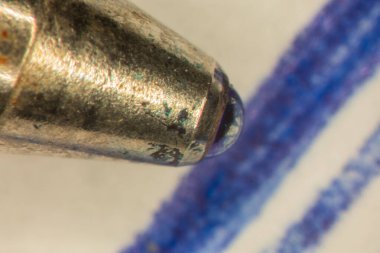 Tükenmez kalemi mürekkeple doldurmak kağıda çok yakın yazılıyor.