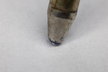 Tükenmez kalemi mürekkeple doldurmak kağıda çok yakın yazılıyor.