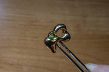 Kuyumcudaki değerli altın kol düğmesi. Yaklaş.