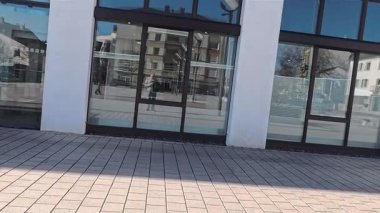 Siegen 'deki büyük ofis binası camdan.