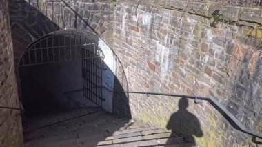 Siegen 'de çan kulesi ve tüneli olan antika düşük kale