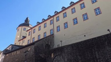 Siegen 'de çan kulesi ve tüneli olan antika düşük kale