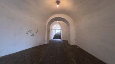 Siegen 'de çan kulesi ve tüneli olan antika düşük kale