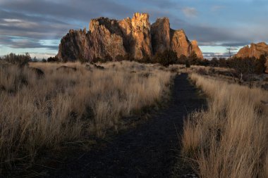 Central Oregon 'daki Smith Rock State Parkı' nda gün doğumu
