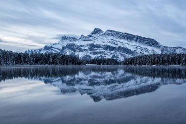 Sonbaharın sonlarında Banff Ulusal Parkı 'nda iki Jack Gölü ve Rundle Dağı, Alberta Kanada