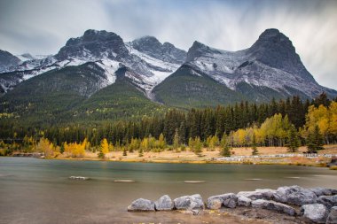 Sonbaharın sonlarında Alberta Kanada 'daki Banff Ulusal Parkı' nda Quarry Gölü