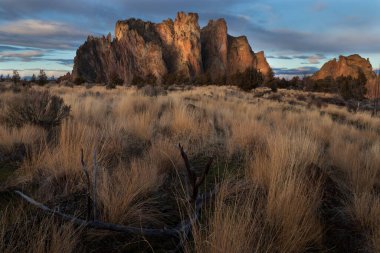 Central Oregon 'daki Smith Rock State Parkı' nda gün doğumu