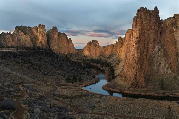 Central Oregon 'daki Smith Rock State Parkı' nda gün doğumu