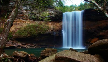 Tennessee 'deki Güney Cumberland Eyalet Parkı' nda Greeter Falls