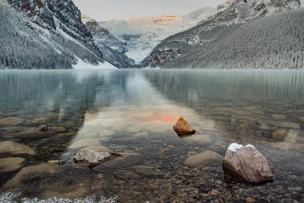 Lago Louise Columbia Británica Amanecer Durante Invierno Con Nieve Fresca — Foto de Stock