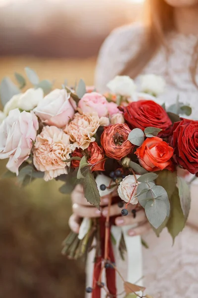 Krásná jemná svatební kytice v rukou nevěsty — Stock fotografie
