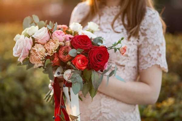 Krásná jemná svatební kytice v rukou nevěsty — Stock fotografie
