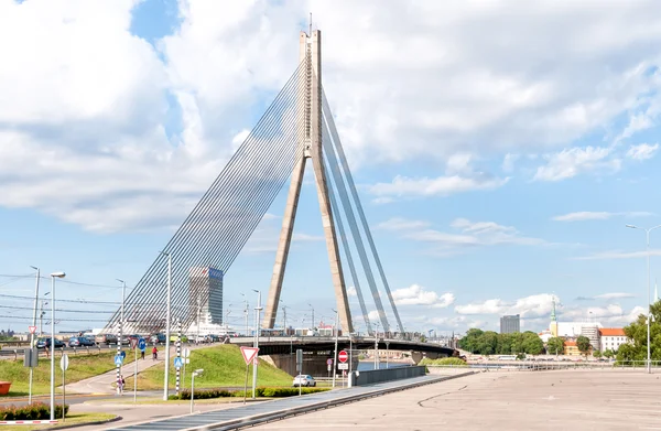 Pont suspendu sur la rivière Daugava de Riga . — Photo