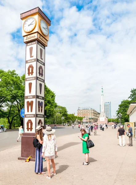 Laima Clock on the square near the Freedom Monument in Riga, Latvia — Stock Photo, Image