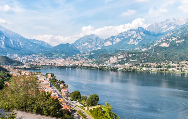 Jezioro Garlate, znajduje się w prowincji Lecco. — Zdjęcie stockowe