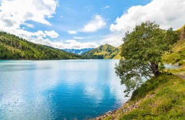 Arka plan Alpler'de ile göl Ritom görünümünü