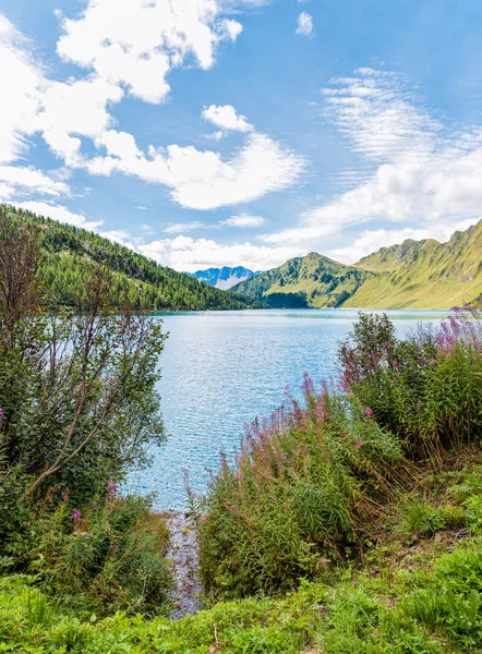 Vista del lago Ritom con los Alpes en el fondo — Foto de Stock