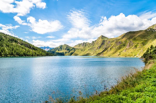 Vista del lago Ritom con los Alpes en el fondo — Foto de Stock