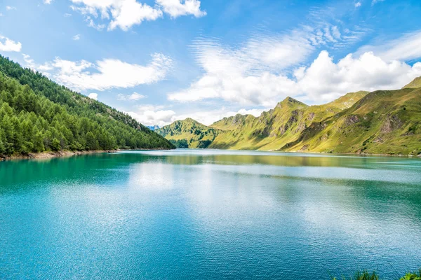 Vista del lago Ritom con los Alpes en el fondo — Foto de Stock