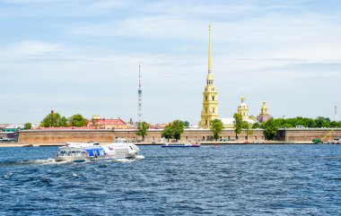 Peter ve Paul Fortress yakınındaki turistik tekne.