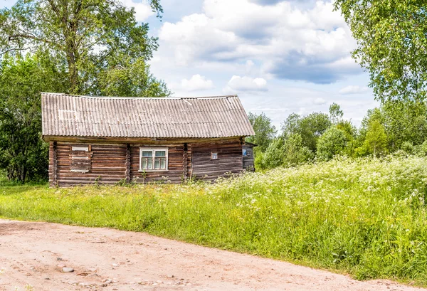 Starý dřevěný dům. — Stock fotografie