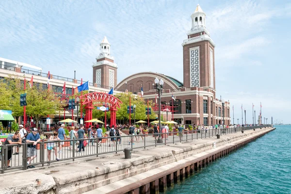 Turistler Navy Pier, Chicago üzerinde eğlence parkı — Stok fotoğraf