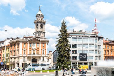 Varese, İtalya'nın tarihi merkezinde yer alan monte Grappa kare,