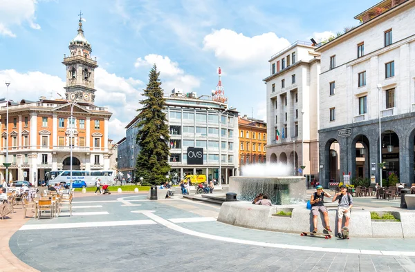 Plaza Monte Grappa, situada en el centro histórico de Varese, Italia — Foto de Stock