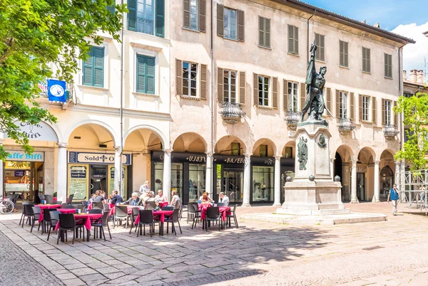 Plaza Podesta, en la que se encuentra el monumento de bronce a Giuseppe Garibaldi, Varese, Italia — Foto de Stock