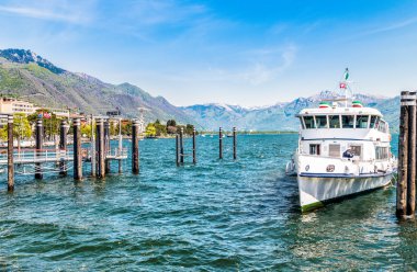 Lake Maggiore kıyısında iskelede Feribot Tekne.