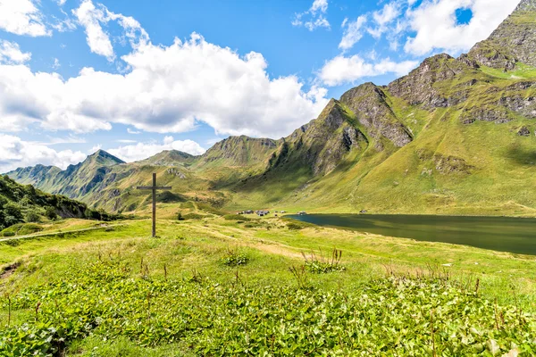 Antigua cruz de madera en el parque de los lagos alpinos, Cadagno . — Foto de Stock