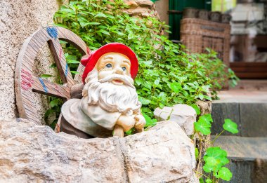 Kırmızı bir şapka ile bahçe cini.