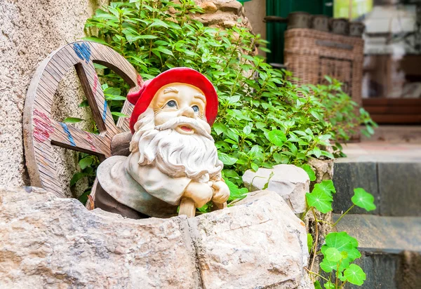 Kert gnome piros kalapban. — Stock Fotó