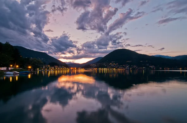 Tramonto sul lago di Lugano . — Foto Stock